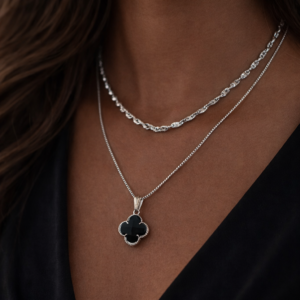 Colar Duplo Fita Laminada Prata Torcida e Trevo Preto Folheado