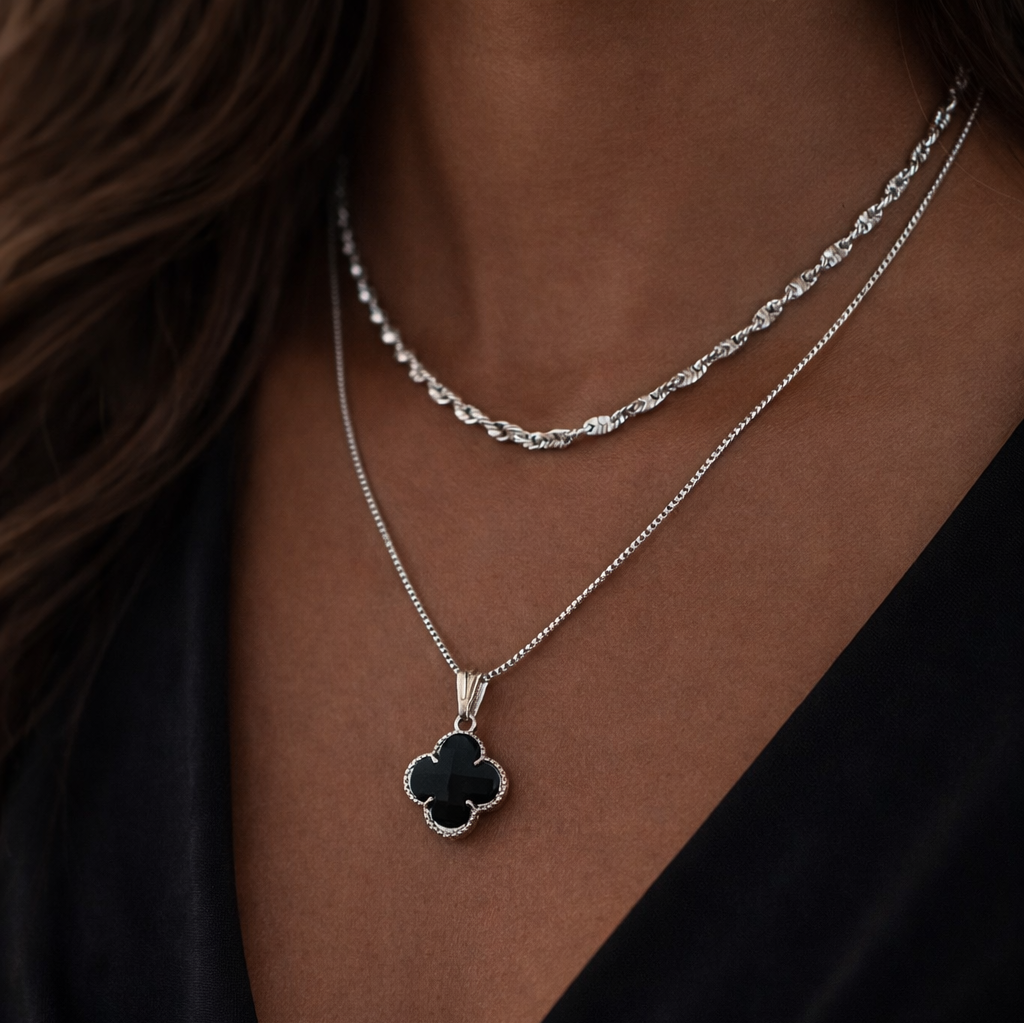 Colar Duplo Fita Laminada Prata Torcida e Trevo Preto Folheado