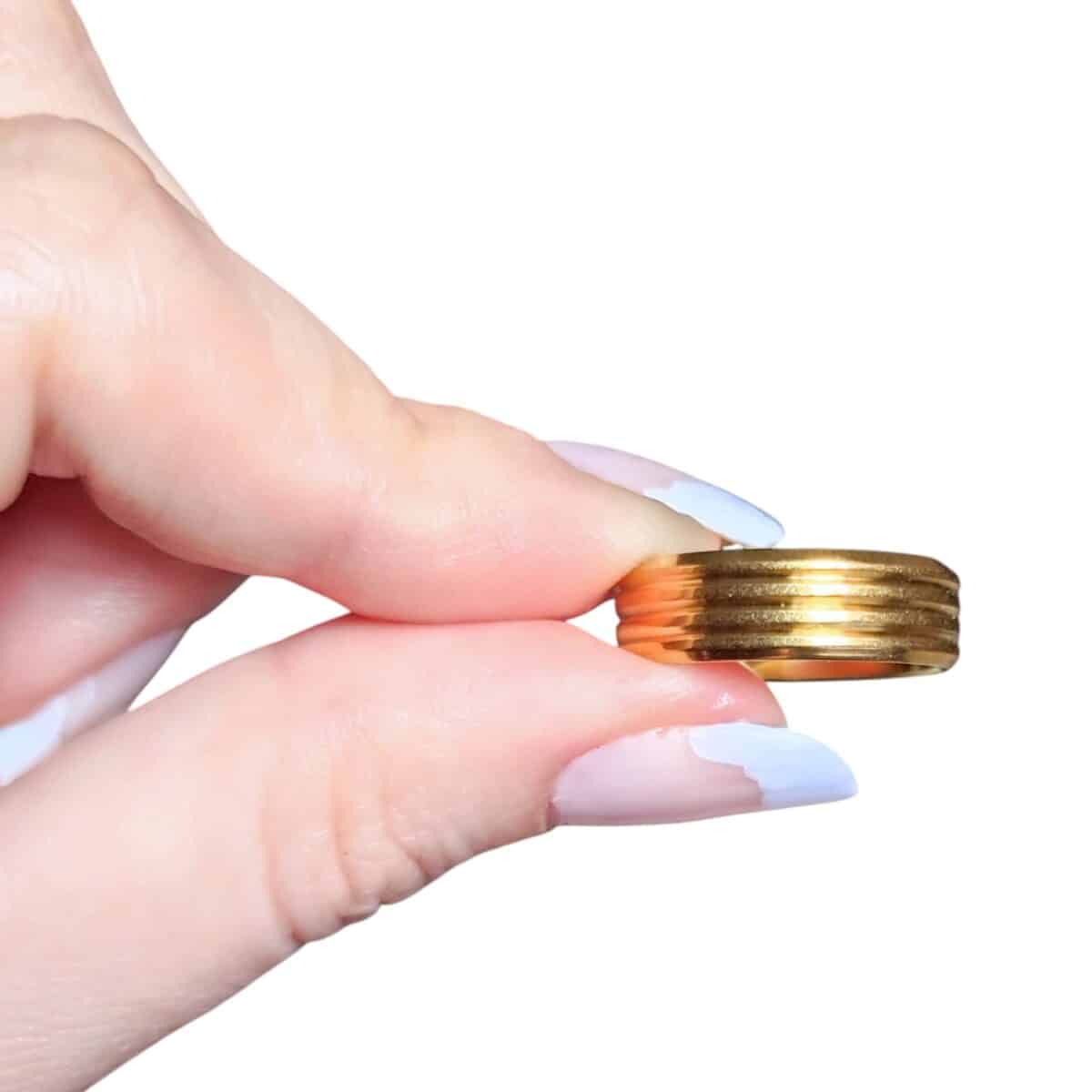 Aliança Dourada 2 Frisos Chanfrada Escovada 6mm - Aço Inoxidável (1unid.) - Imagem 2
