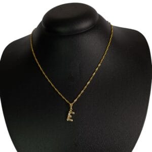 Colar Letra E Dourado Cravejado Folheado