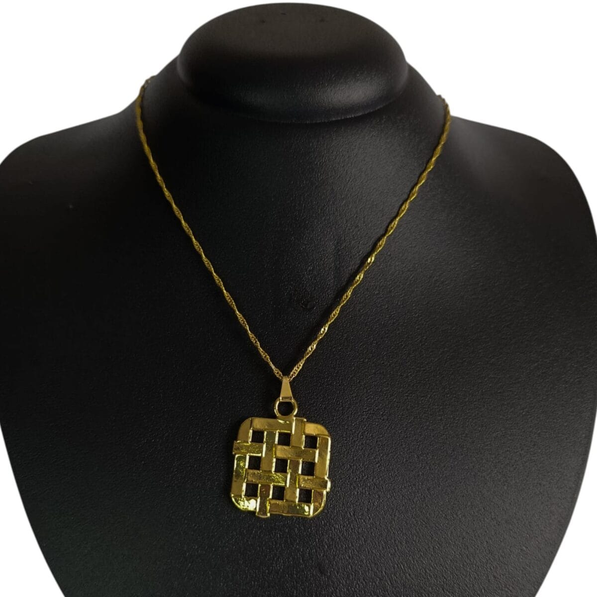 Colar Quadrado Vazado Dourado Folheado