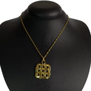 Colar Quadrado Vazado Dourado Folheado