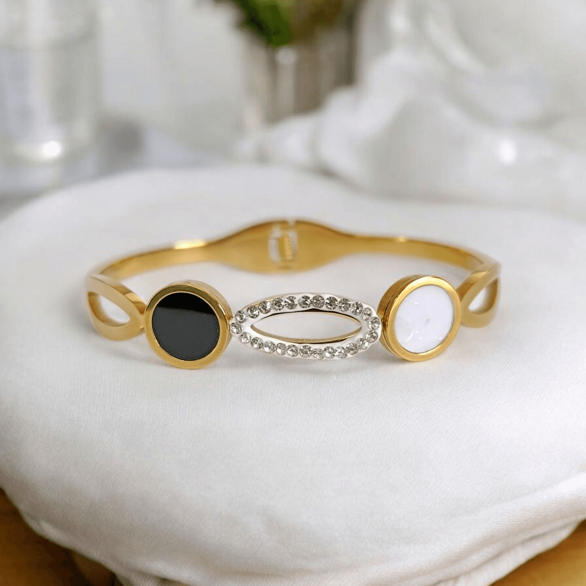 Bracelete Aço Cirurgico Preto e Branco Elo Vazado Strass Dourado