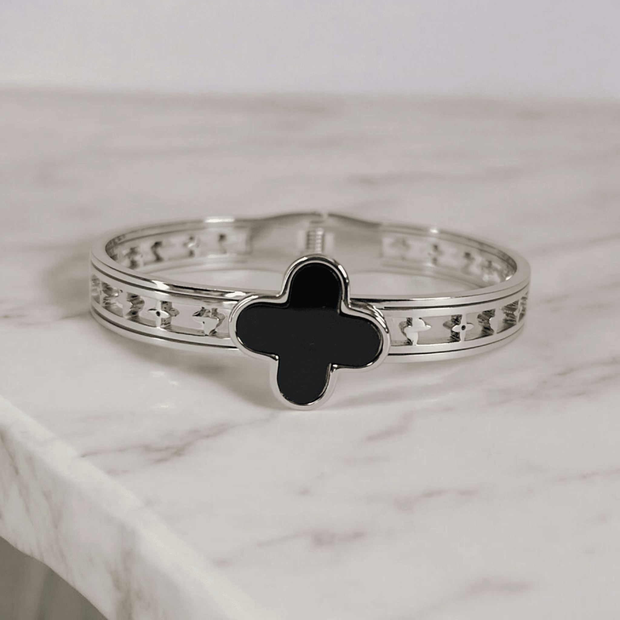 Bracelete Aço Cirúrgico Vazado Trevo Preto Borboleta Prata