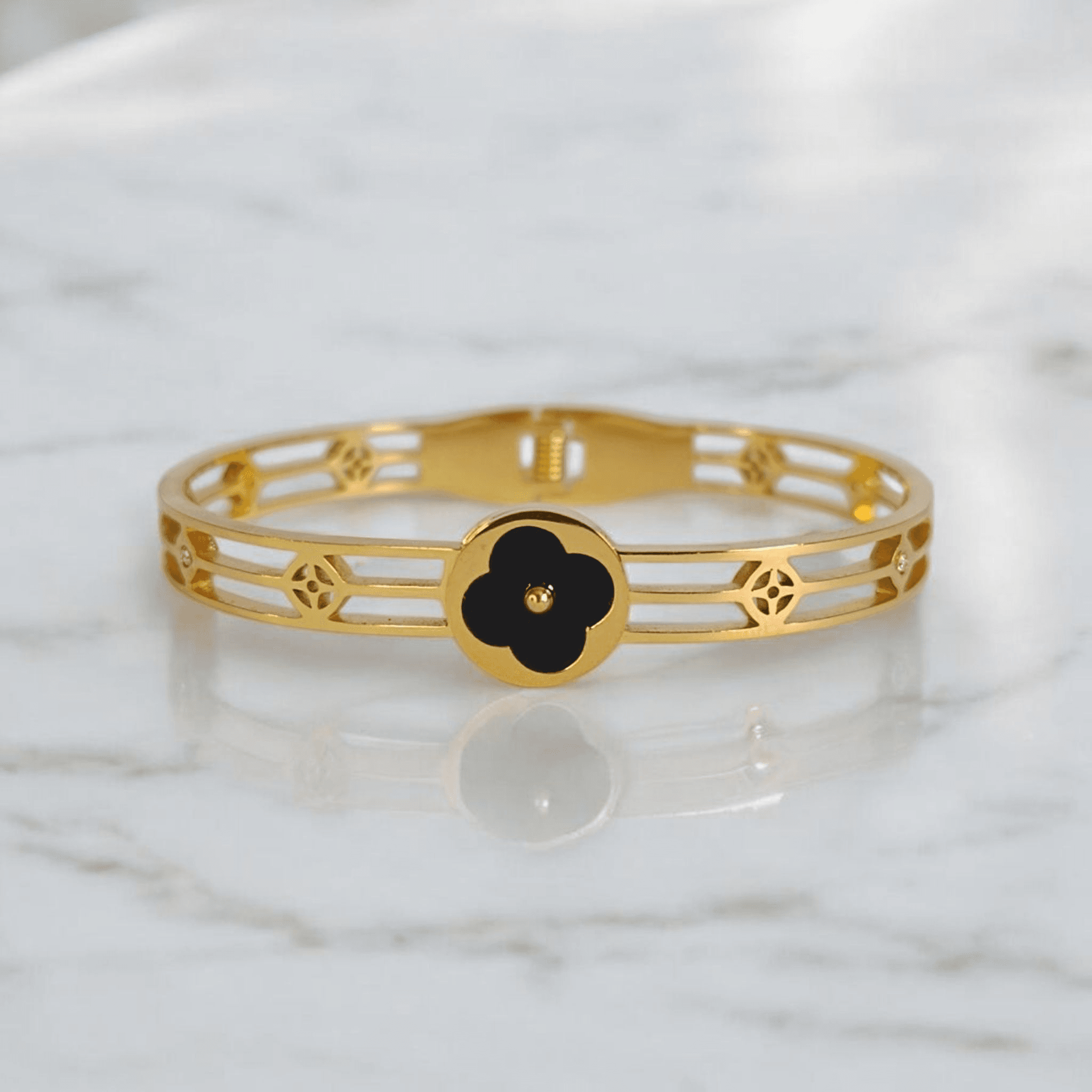 Bracelete Aço Cirúrgico Vazado Trevo Preto Strass Ponto De Luz