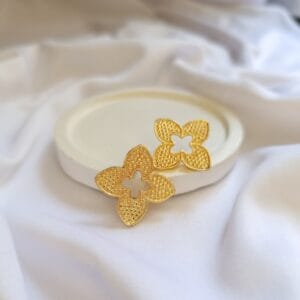 Brinco Trevo Dourado Texturizado Dourado Folheado