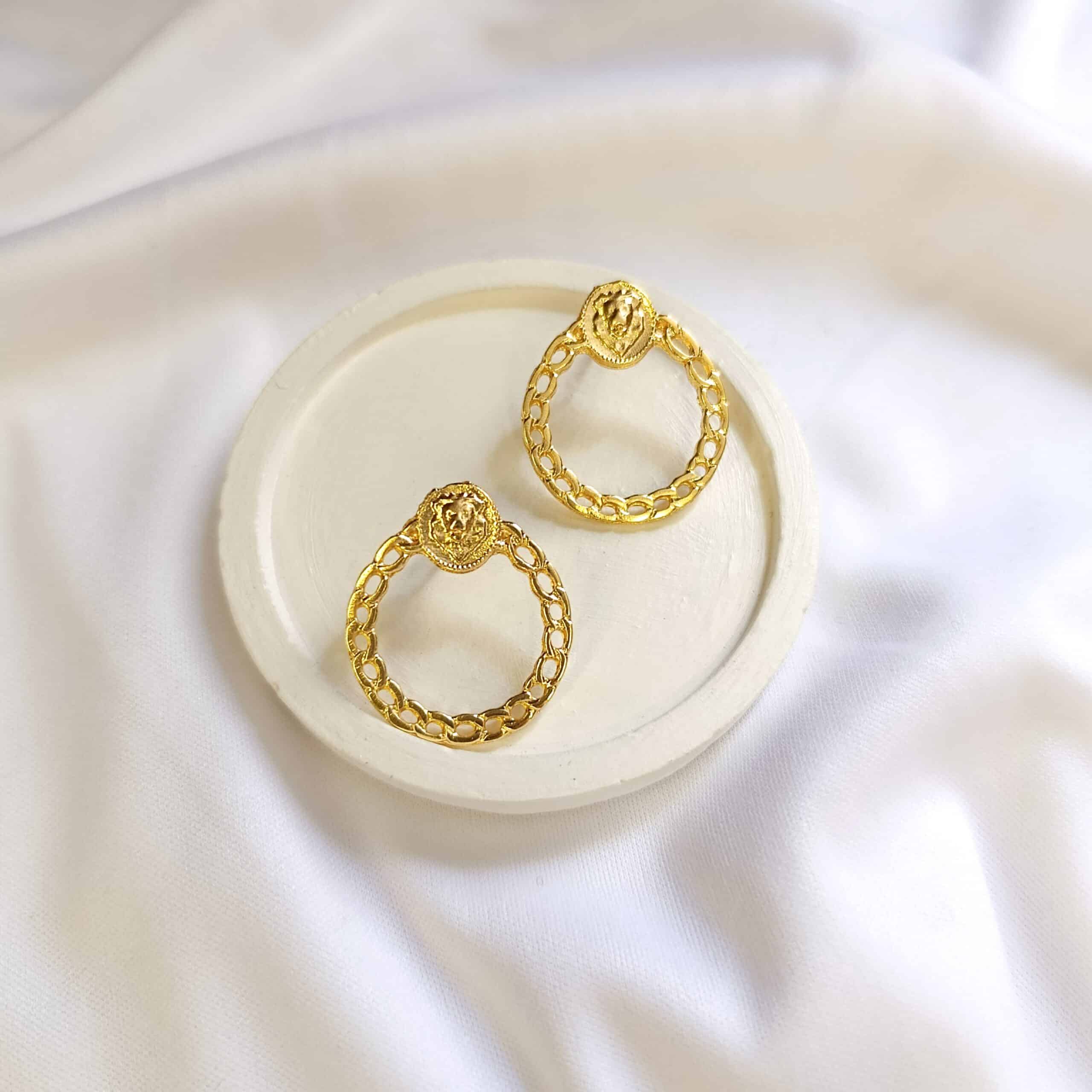 Brinco Circulo Trançado Leão Dourado Folheado