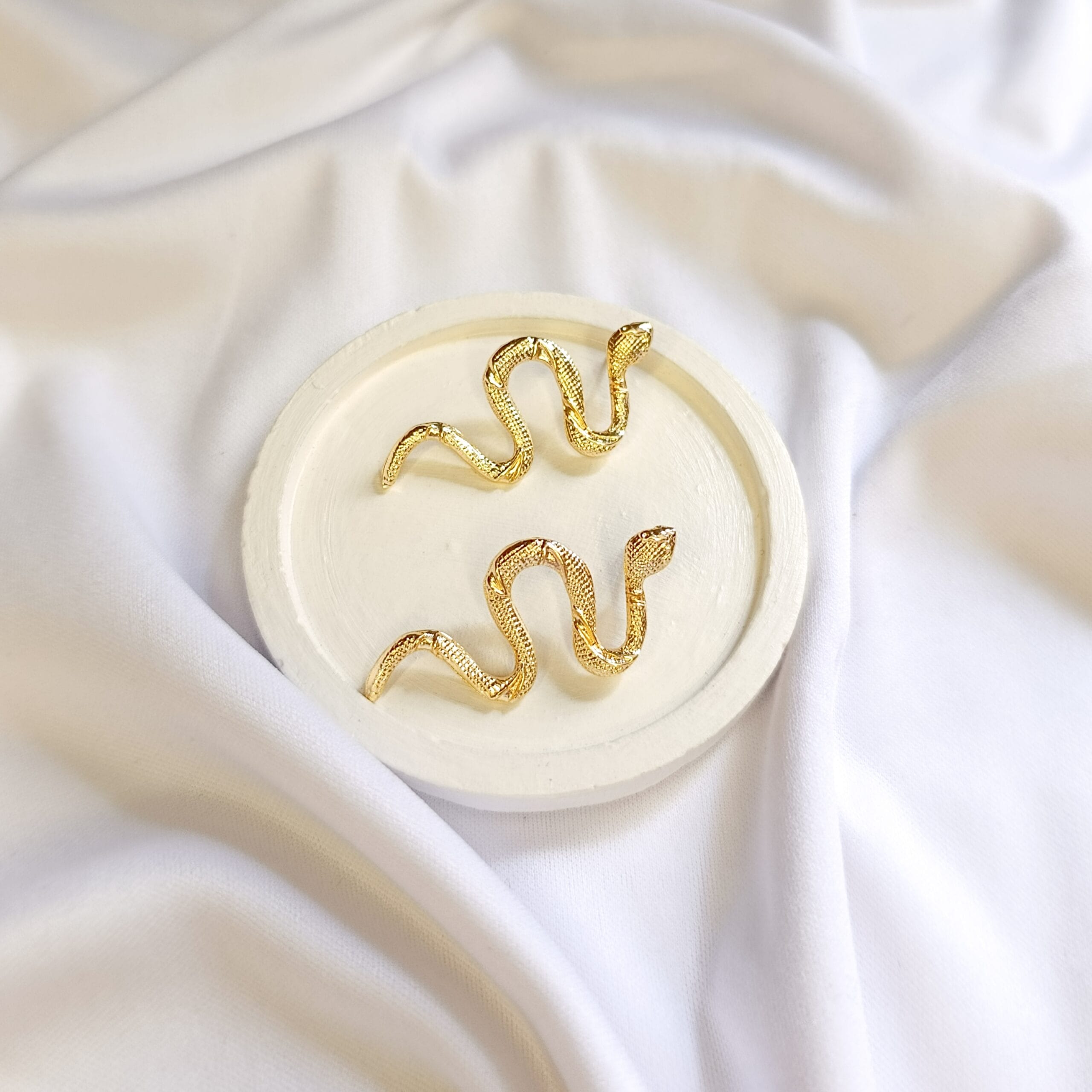 Brinco Cobra Texturizada Dourado Folheado