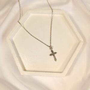 Corrente Cruz Trabalhada Prata Folheado