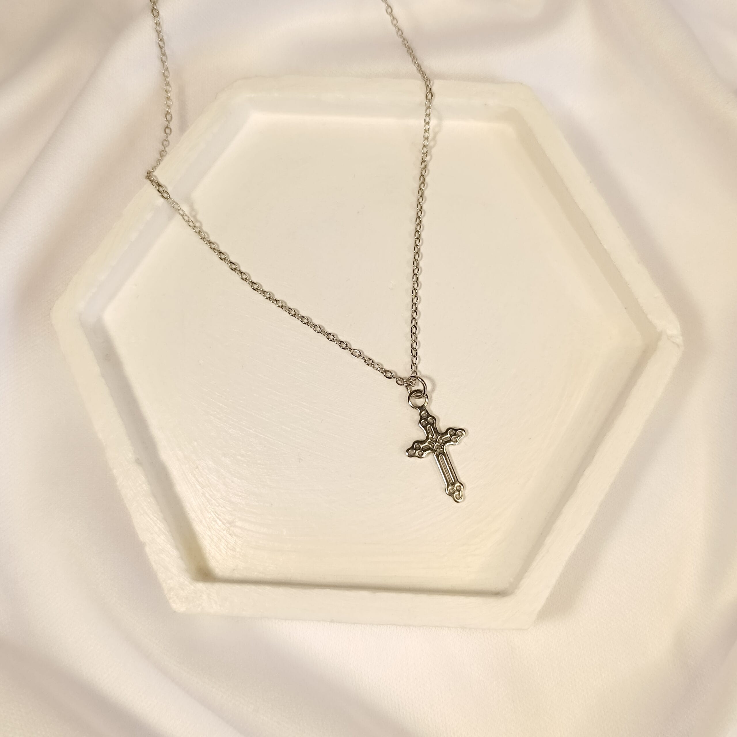 Corrente Cruz Trabalhada Prata Folheado