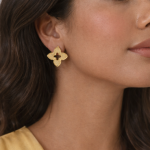 Brinco Trevo Dourado Texturizado Dourado Folheado