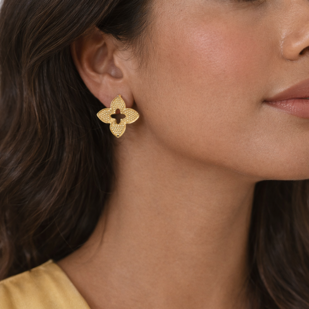 Brinco Trevo Dourado Texturizado Dourado Folheado