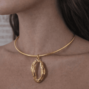 Colar Choker Aro Metal Orgânico Oval Texturizado Dourado Folheado