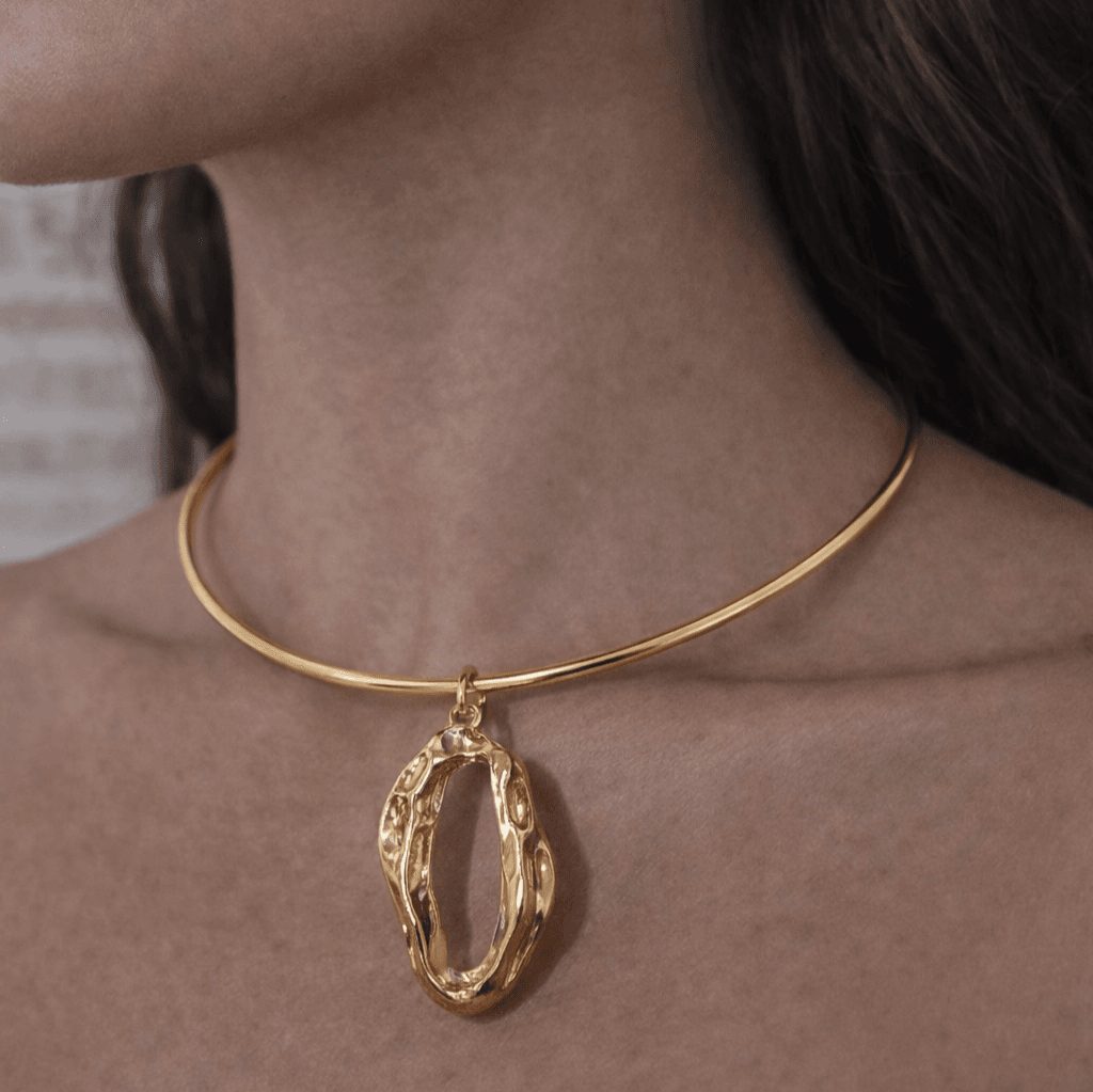 Colar Choker Aro Metal Orgânico Oval Texturizado Dourado Folheado