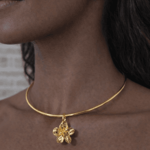 Colar Choker Aro Metal Flor Texturizado Dourado Folheado
