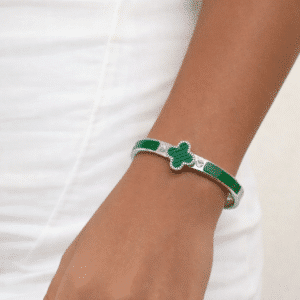 Bracelete Trevo Verde Esmeralda Marmorizada Com Ponto De Luz Prata Em Aço Inoxidável bo pulso feminino