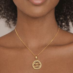 Colar Chanel Vazado Cravejado Folheado