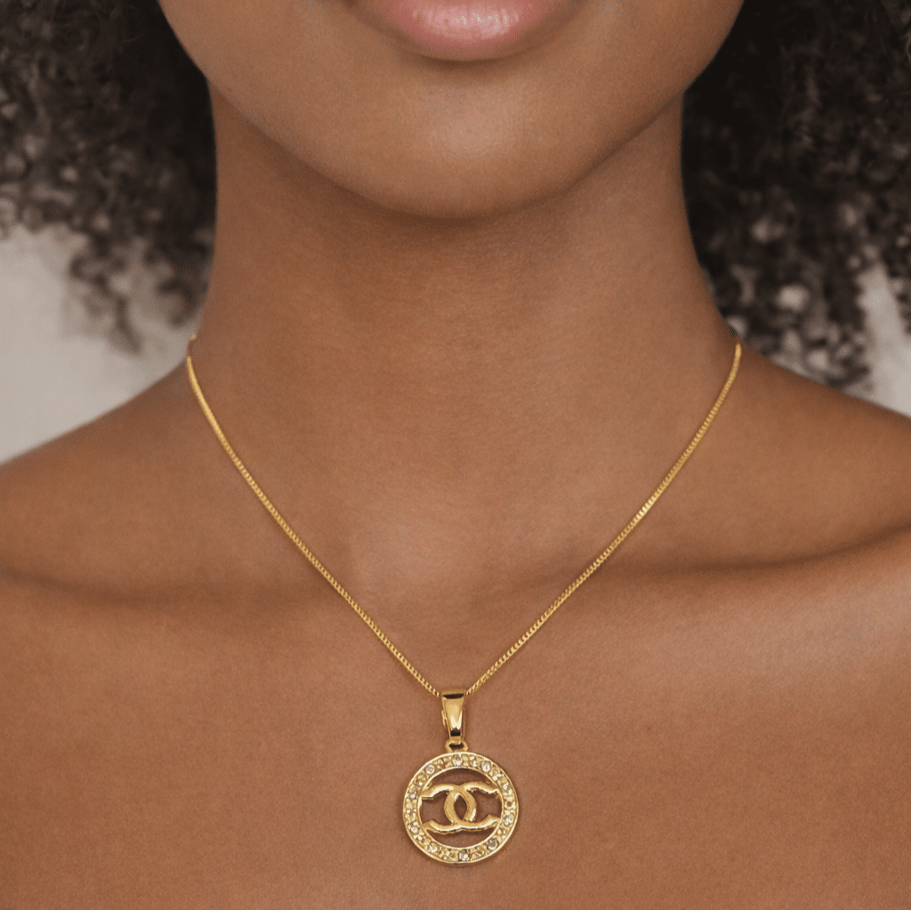 Colar Chanel Vazado Cravejado Folheado
