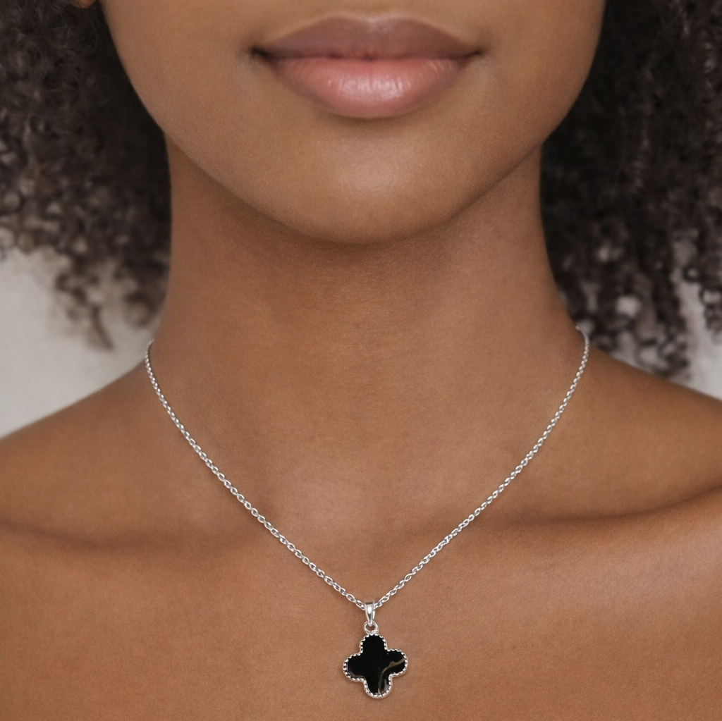 Colar Trevo Preto Esmaltado