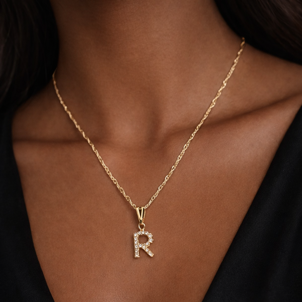 Colar Letra R Cravejada Dourado Folheado
