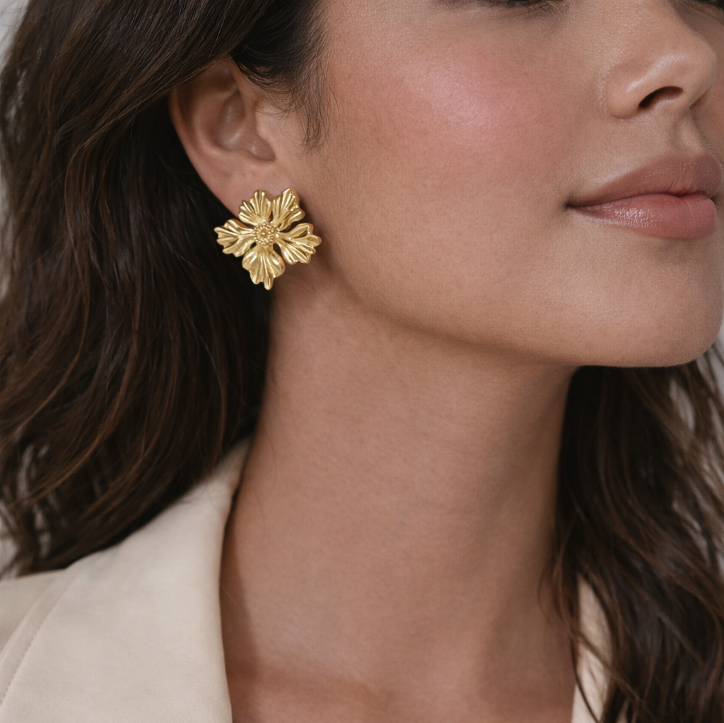 Brinco Flor Floco De Neve Dourado Folheado