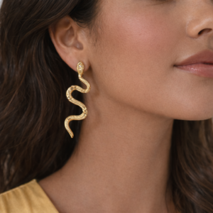 Brinco Cobra Texturizada Dourado Folheado