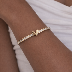 BRACELETE SIMBOLO V CRAVEJADO DOURADO