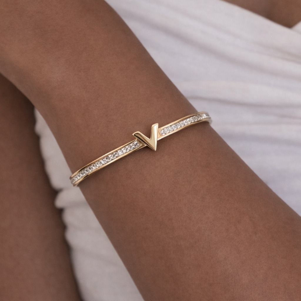 BRACELETE SIMBOLO V CRAVEJADO DOURADO