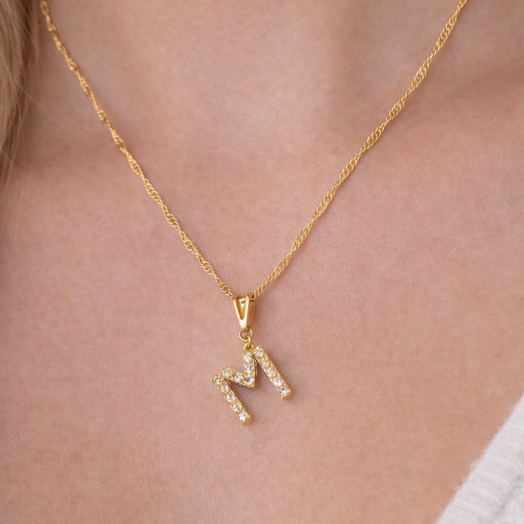 Colar Letra M Dourado Cravejado Folheado