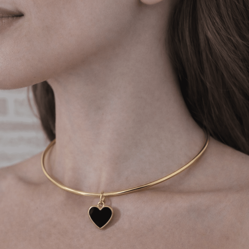 Colar Choker Aro Metal Coração Preto Dourado Folheado