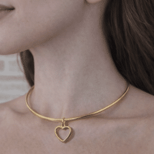 Colar Choker Aro Metal Coração Vazado Dourado Folheado