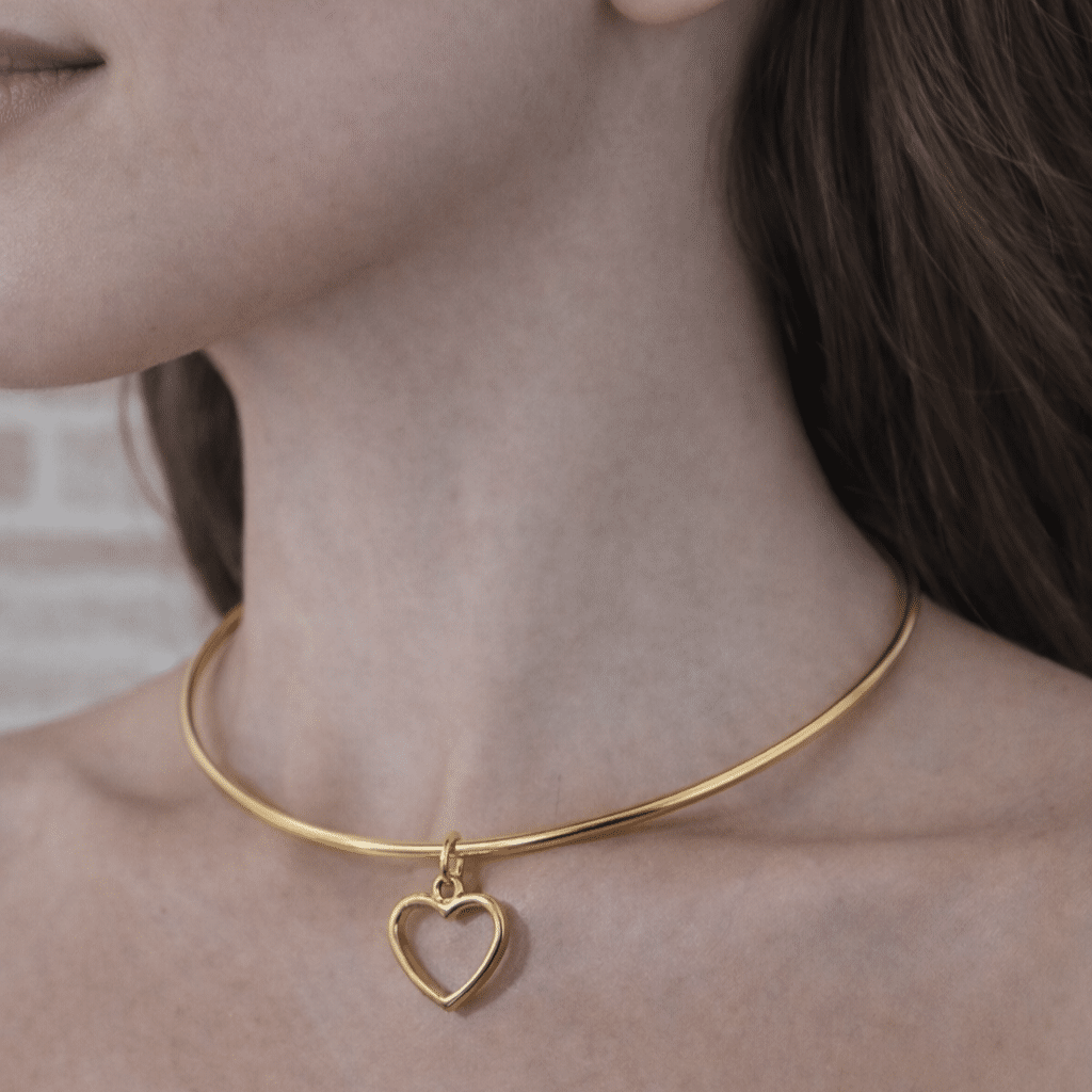 Colar Choker Aro Metal Coração Vazado Dourado Folheado