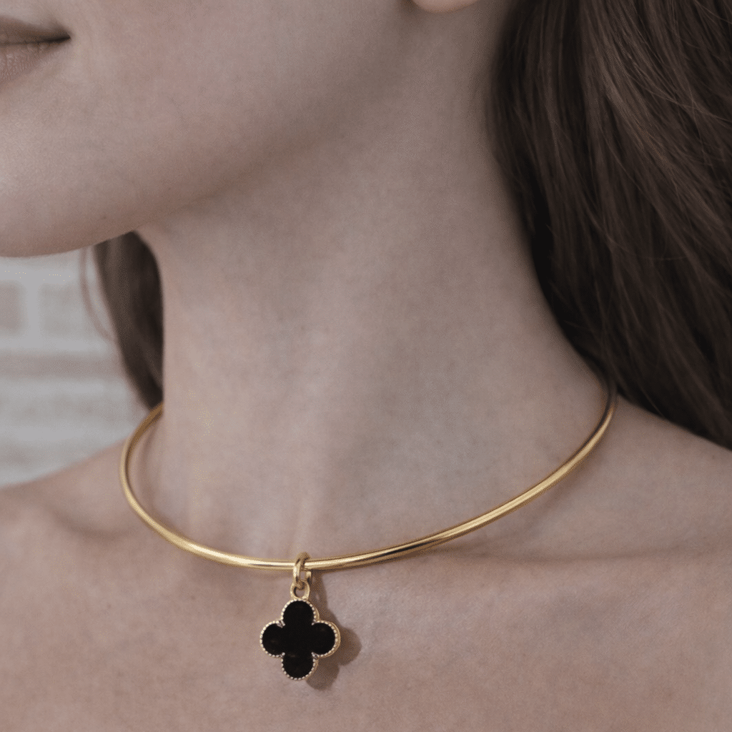 Colar Choker Aro Metal Trevo G Preto Dourado Folheado