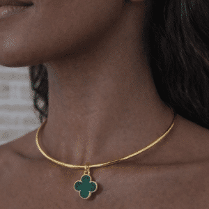 Colar Choker Aro Metal Trevo G Verde Escuro Dourado Folheado