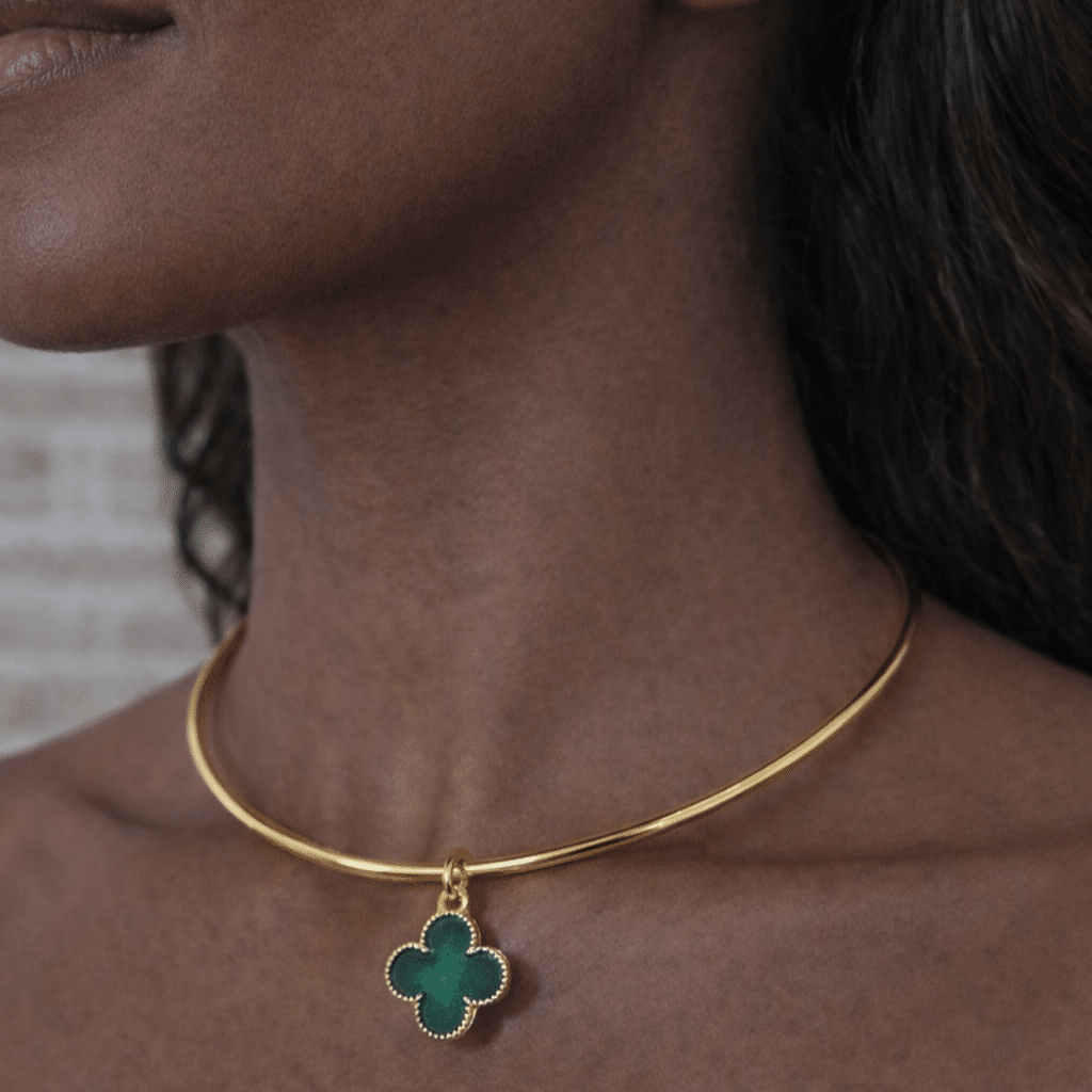 Colar Choker Aro Metal Trevo G Verde Escuro Dourado Folheado